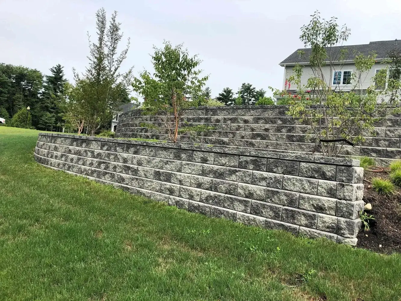Terraced segmental wall supporting a raised lawn